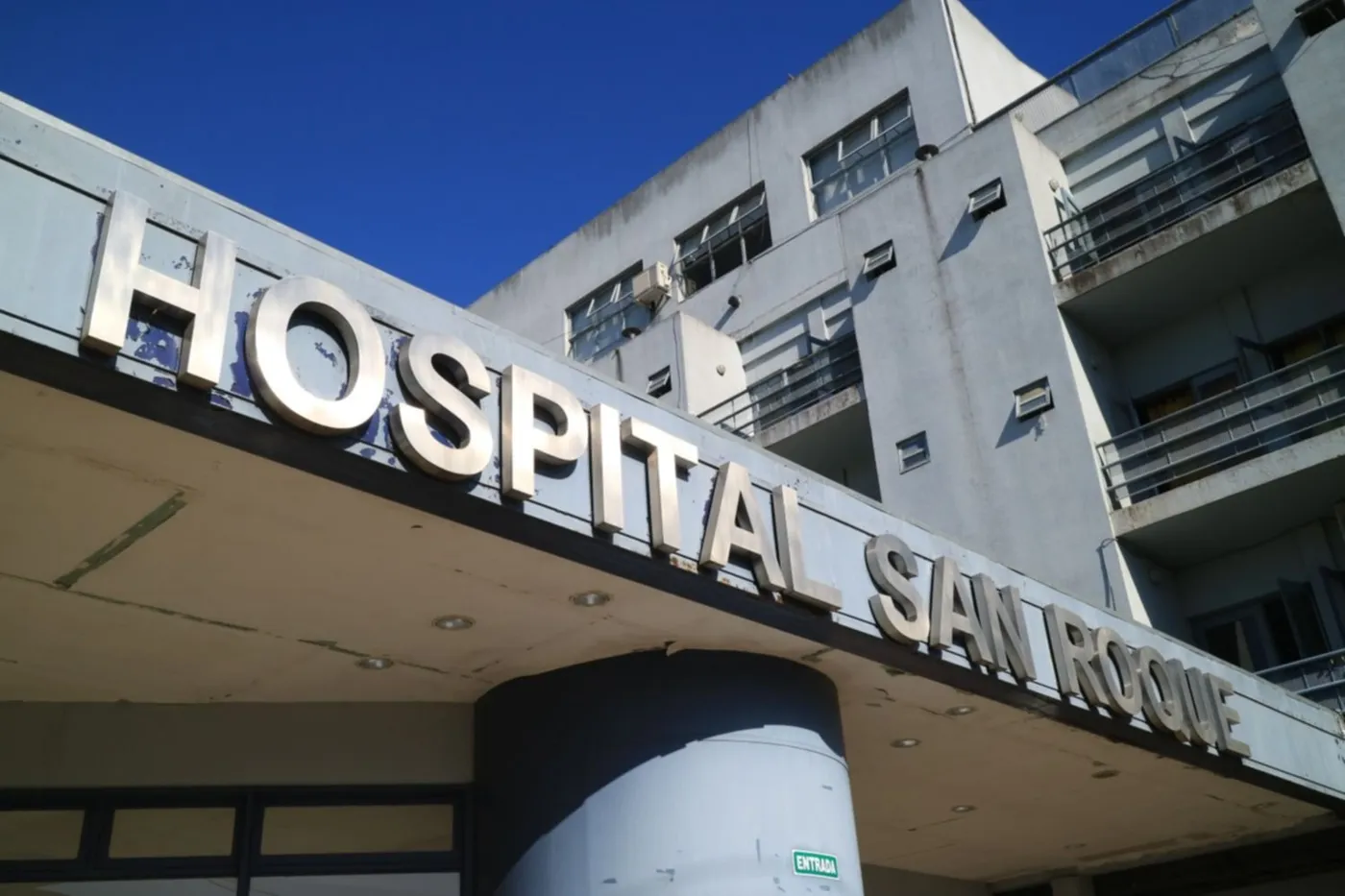 La víctima de la feroz pelea en el centro de La Plata terminó internada en grave estado.