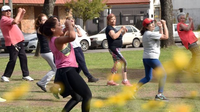 zumba, gimnasia y entrenamiento funcional: la oferta que llega a las plazas de la ciudad