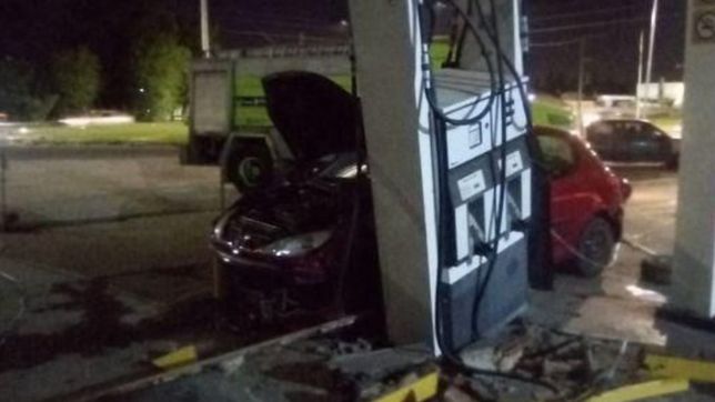 un auto despisto y se incrusto en una estacion de servicio