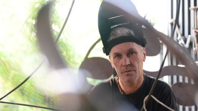 quien es sergio san martin, el escultor que creara arte con basura en el festival capital