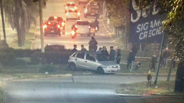 manejaba borracho en ensenada, entro a toda velocidad en una rotonda y casi provoca una tragedia