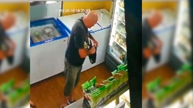 entro como cliente y salio como ladron: robo un celular sin ser visto pero quedo filmado