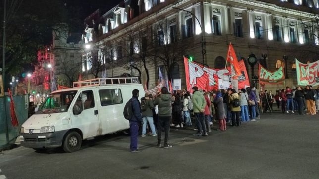 partidos de izquierda cortaron 7 y 50 para reclamar la liberacion de militantes en jujuy