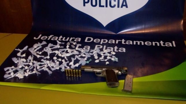 allanaron la casa de un dealer que operaba en tolosa y le encontraron cocaina y armas
