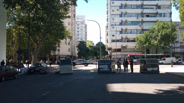 cooperativistas de la plata cortaron el transito frente al municipio y complicaron el transito