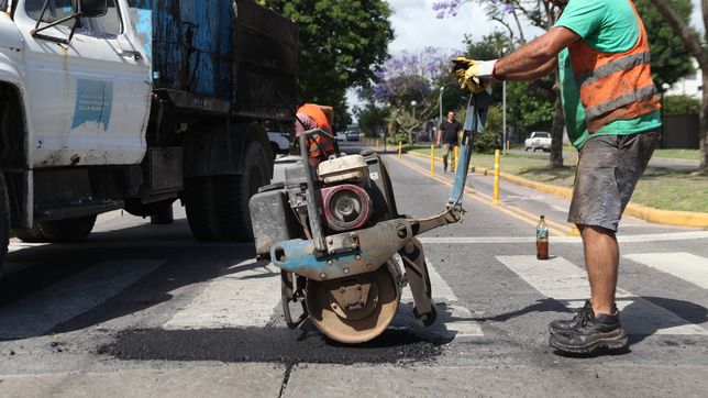 multiplican los trabajos de bacheo en los barrios de la plata para mejorar la infraestructura vial