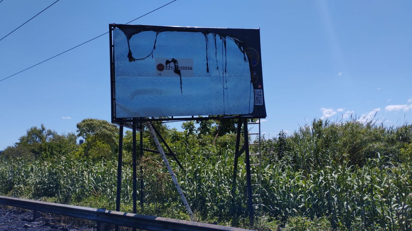 Cómo está el operario que recibió una descarga en Berisso mientras cambiaba  un cartel de publicidad?