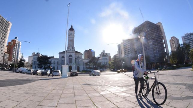supers desiertos, transito agil y bicis: radiografia de un dia a media maquina en la plata