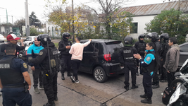 impactante operativo en tolosa para detener a un hombre que robo un auto