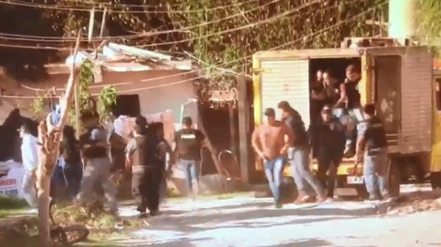 video: camuflados en un camion comercial, desmantelaron tres bunkers de droga en la plata