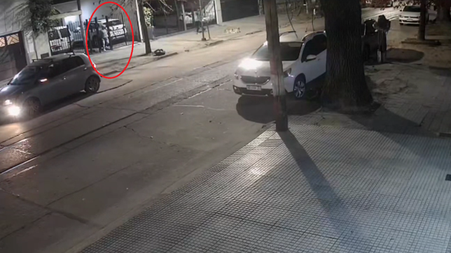 asi fue la fuga de los ladrones que maniataron y golpearon a una familia de la plata para robarle