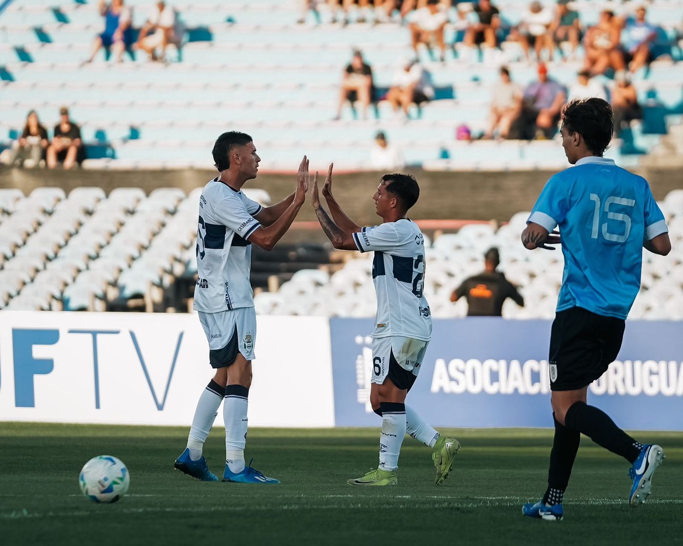 Gimnasia Uruguay festejo gol.jpeg