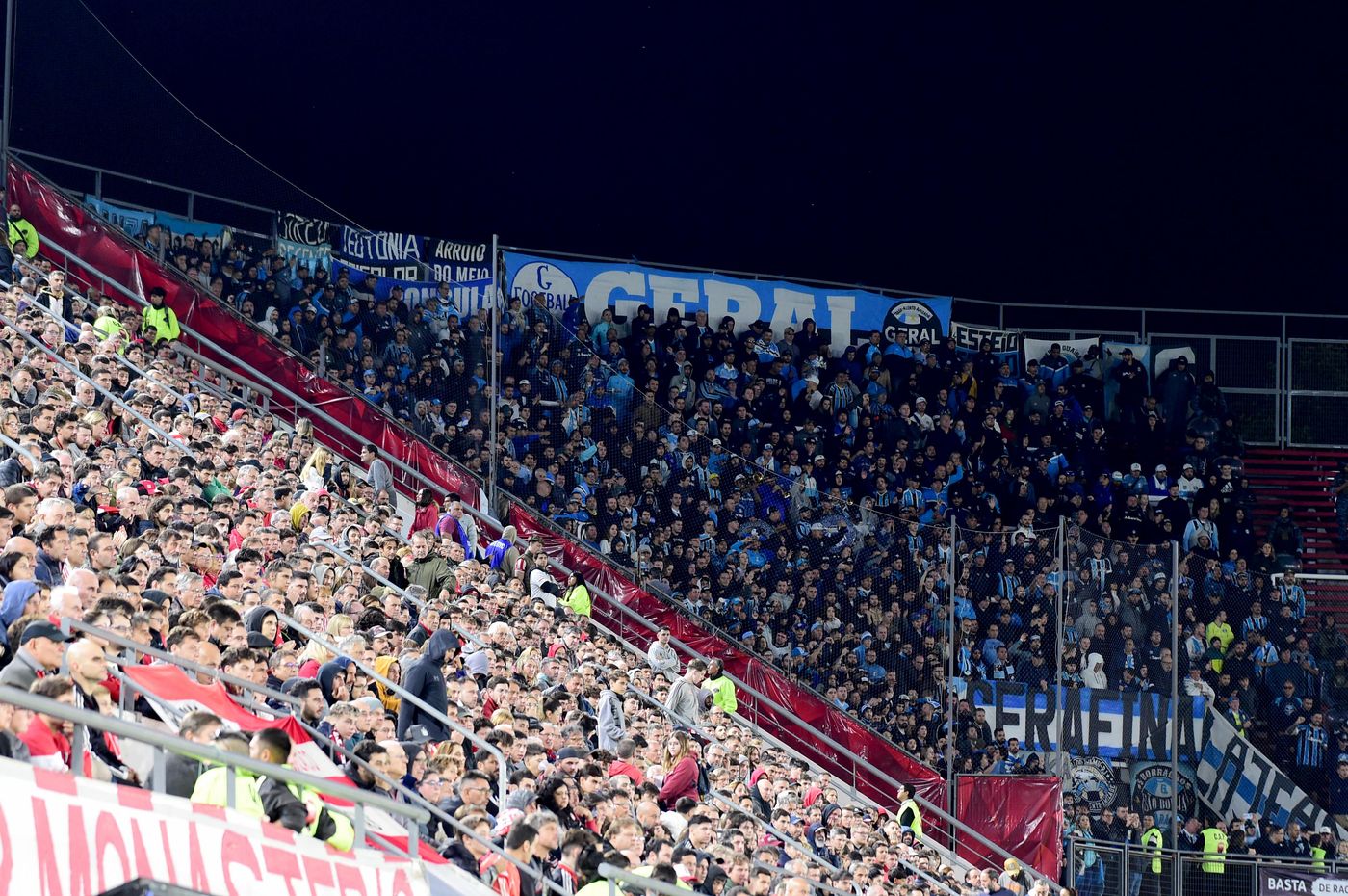 Hinchada Estudiantes Gremio.JPG