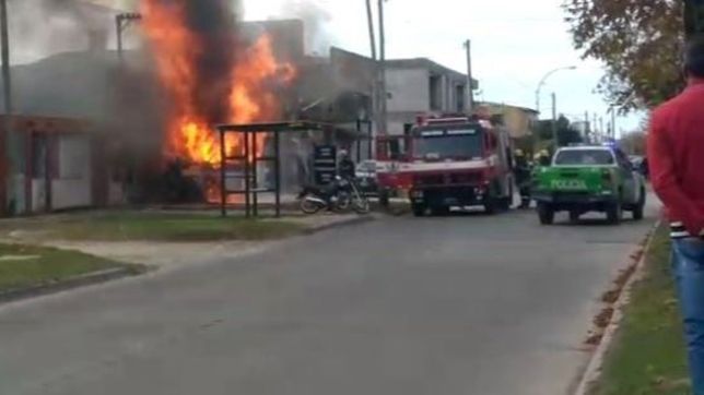 video: exploto una garrafa, ardio una camioneta y casi se incendia un local de motos