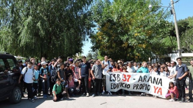 alumnos y docentes de la escuela 37 de arana marchan al centro de la plata
