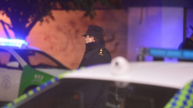 un hombre tiro a su esposa de un auto en movimiento y escapo