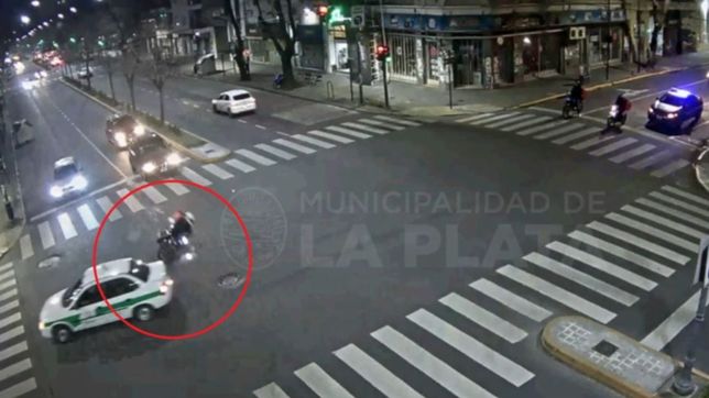 video: un taxi doblo en infraccion en 7 y 54, causo un accidente y huyo