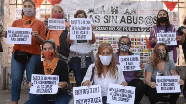 con panuelos y carteles, marcharon contra la domiciliaria otorgada al cura raul sidders