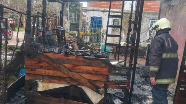 se incendio una vivienda en arturo segui y una mujer debio ser rescatada de las llamas