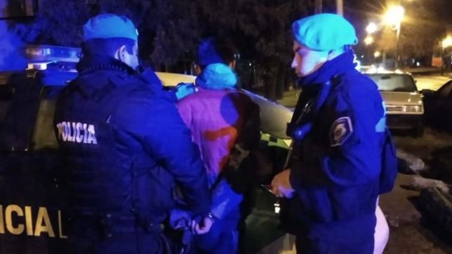 insolito: dos motociclistas patearon un patrullero, chocaron y uno termino preso