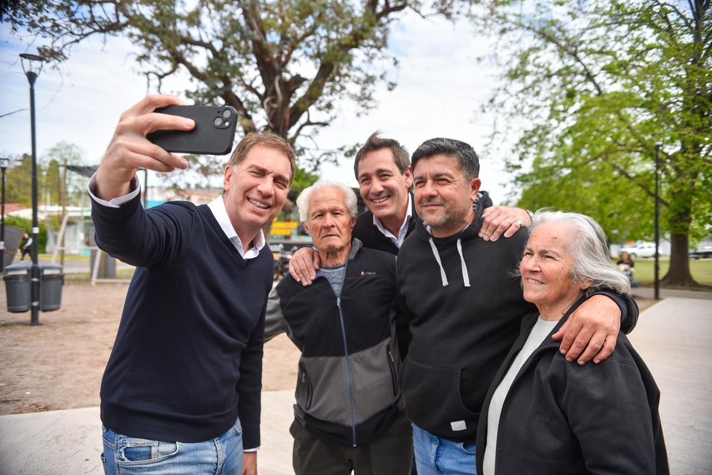 Diego Santilli y Julio Garro con vecinos de La Plata