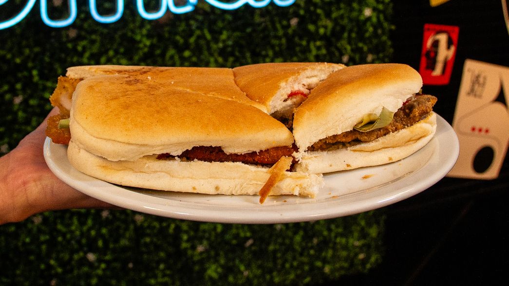 Revelaron cómo se hace el sándwich de milanesa platense: ¿qué tiene adentro?