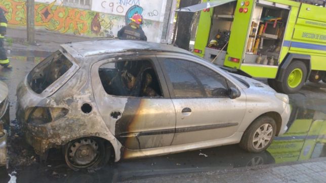 video: tension por el incendio de dos autos en un barrio de la plata