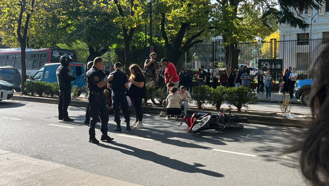 Una moto atropelló a tres personas y hubo dos heridas que quedaron tiradas en plena avenida 7 Una moto atropelló a tres personas y hubo dos heridas que quedaron tiradas en plena avenida 7