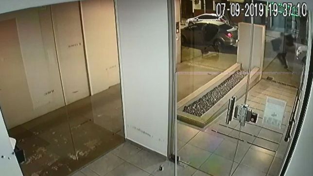 video: dos hombres arana desvalijaron un departamento en la plata y escaparon
