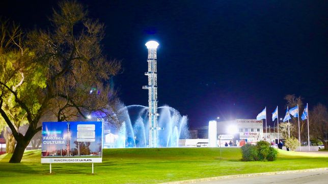 con nuevas luces led y la fuente restaurada, vuelve a brillar el emblematico faro de la cultura del distribuidor