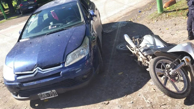 un choque entre un auto y una moto en punta lara termino con una mujer y dos nenas en el hospital
