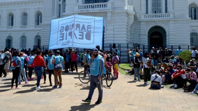 barrios de pie se movilizo en la plata por la falta de agua y alimentos para los comedores