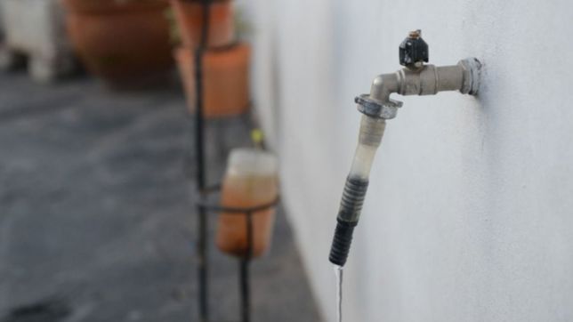 Faltará agua en un barrio de La Plata por obras de drenaje de ABSA