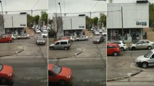 inconciencia al volante: se canso de esperar y se subio a la rambla para poder pasar