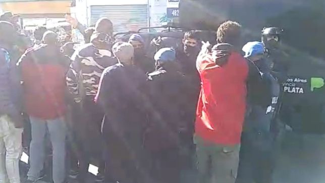 videos: asi fue el operativo contra la venta ilegal que termino con una fuerte pelea