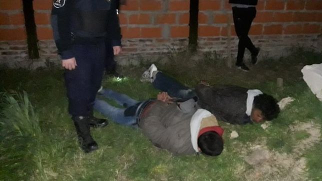 hicieron un boquete para robar en una casa, los duenos los descubrieron y los atraparon