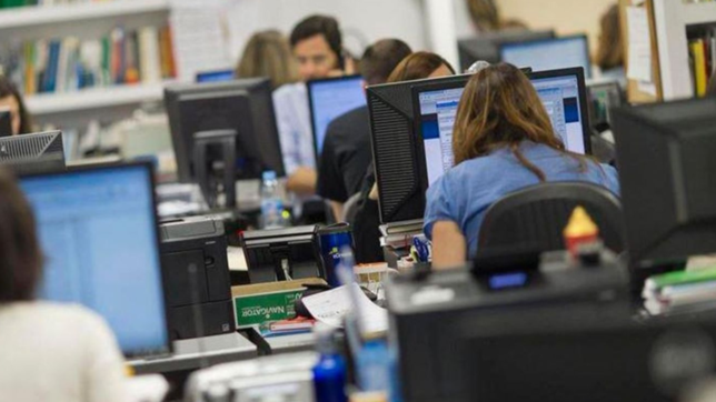 el gobierno bonaerense firmo el decreto que confirma los ascensos para los estatales