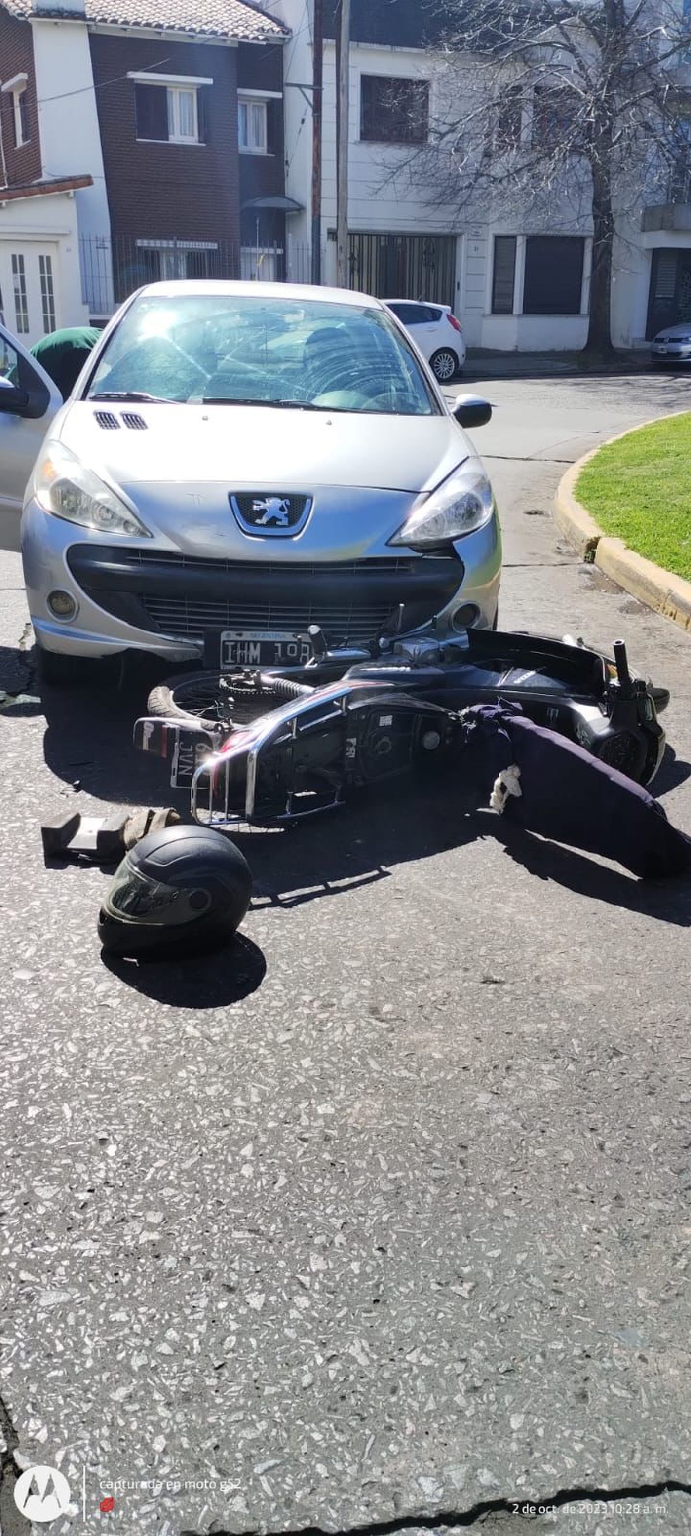 La moto particular del agente tras el violento accidente sufrido en La Plata. La moto particular del agente tras el violento accidente sufrido en La Plata.