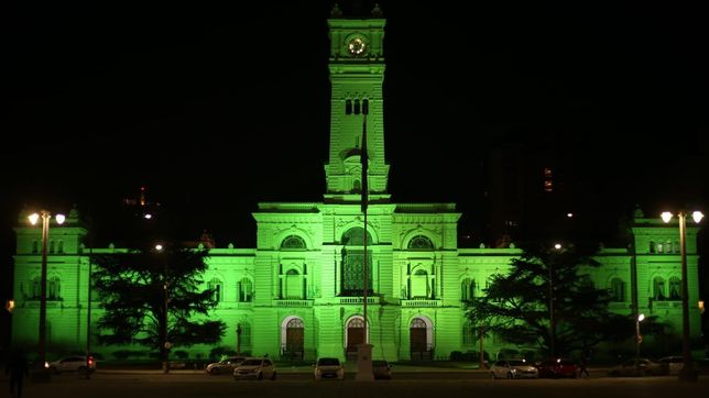 la plata se convirtio en municipio donante y la municipalidad se tino de verde
