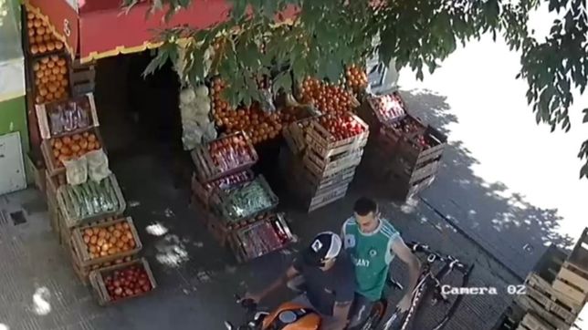 video: le robaron la bicicleta mientras compraba manzanas en una verduleria de la plata