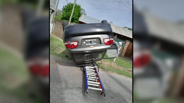 terrible choque y vuelco de un auto contra una moto en la plata