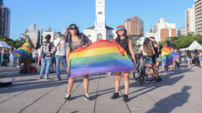 la marcha del orgullo copo con sus colores las calles de la plata
