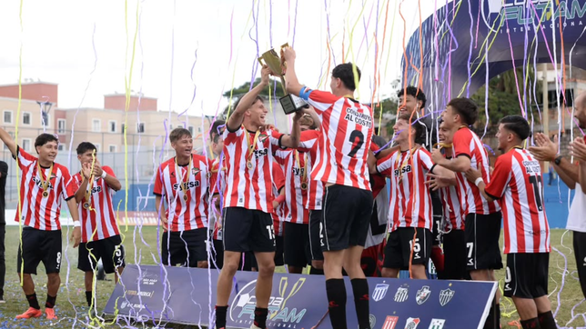 la emocion y el orgullo del capitan de estudiantes tras salir campeon en un prestigioso torneo en brasil