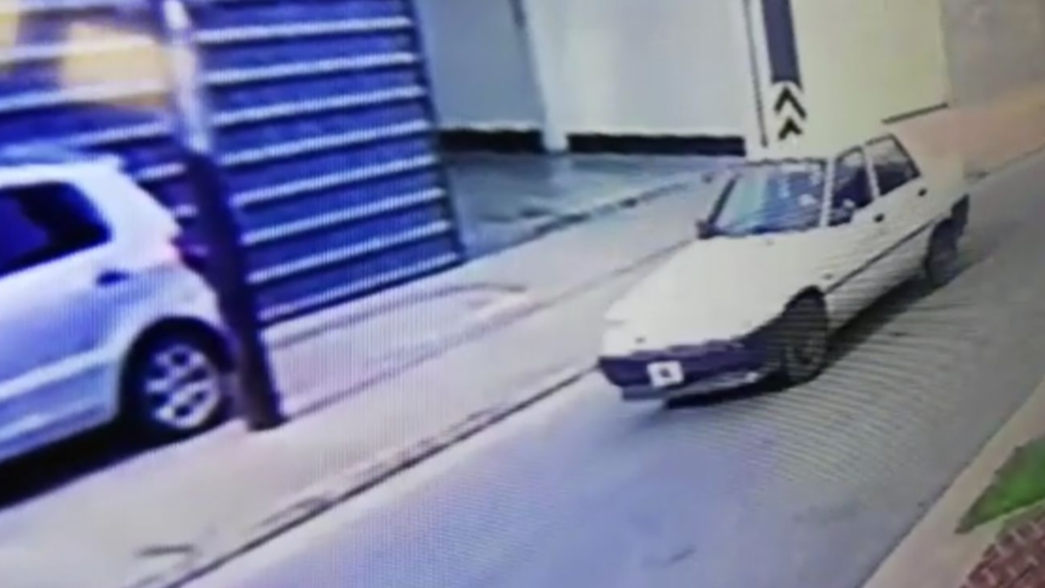 VIDEO: Así se robaron un auto a plena luz del día frente a una casa de Tolosa