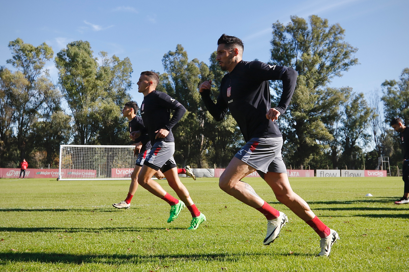 Estudiantes entrenamiento Sosa Zapiola.png