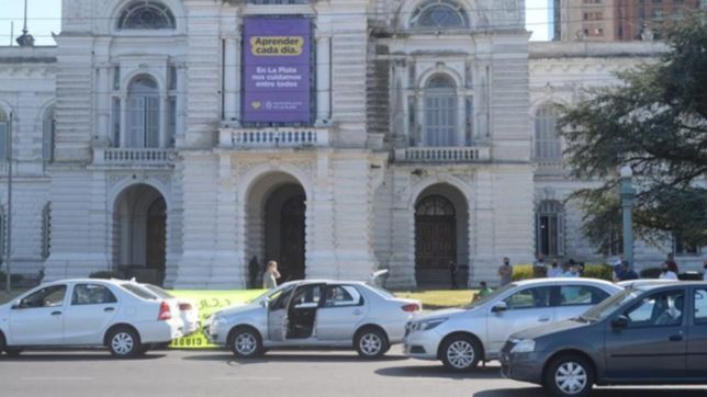 remiseros protestaron contra el transporte ilegal con un corte en el centro de la plata