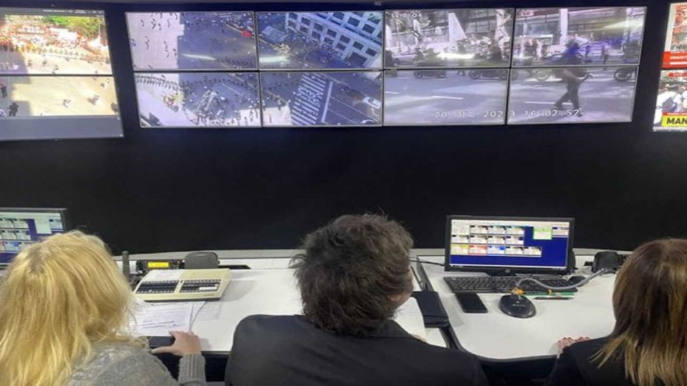Javier Milei monitoreando el protocolo antipiquetes durante la movilizaci&oacute;n del 20 de diciembre &uacute;ltimo