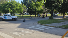 un motociclista quedo tendido sobre el asfalto tras chocar contra un auto un motociclista quedo tendido sobre el asfalto tras chocar contra un auto