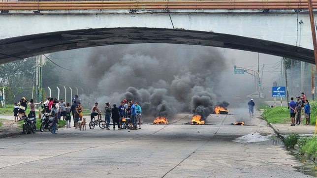 vecinos de tolosa cortan la avenida 520 por el corte de luz