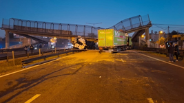 un camion tiro abajo un puente en la panamericana y corto el transito en ambos sentidos un camion tiro abajo un puente en la panamericana y corto el transito en ambos sentidos